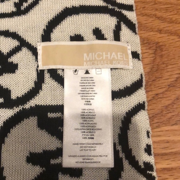 Scarf - Picture 2 of 4